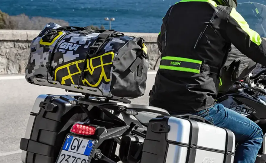 Maletas laterales en moto - Carga bien y viaja seguro