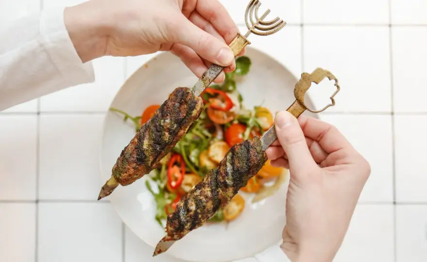 Skąd pochodzi kebab? Odkryj fascynującą historię tej potrawy