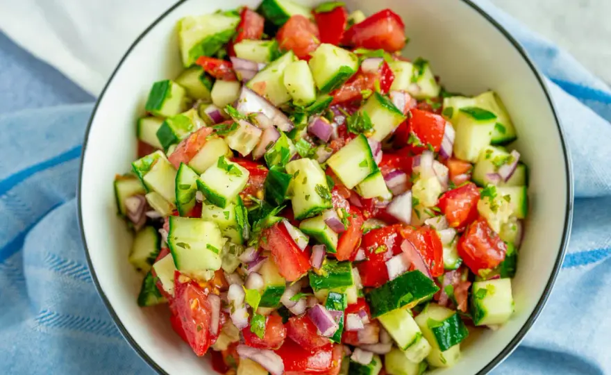 Tomaten-Gurken-Salat - So wird er knackig und nicht wässrig