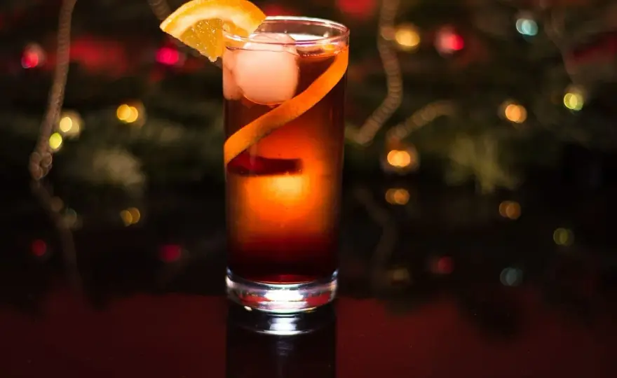 Drinki z Campari: Przepisy na kultowe koktajle i proste połączenia