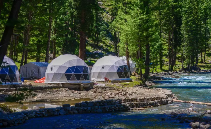 Glamping a pozwolenie na budowę - kiedy wystarczy zgłoszenie?