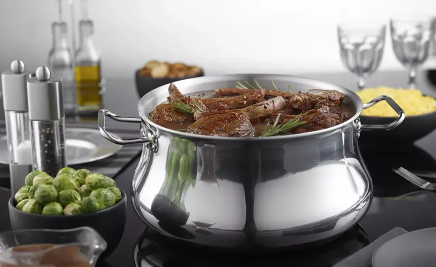 Aluminium noirci - Nettoyez casseroles et moules efficacement