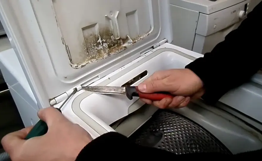 Jak wyjąć bęben z pralki ładowanej od góry Whirlpool bez problemów