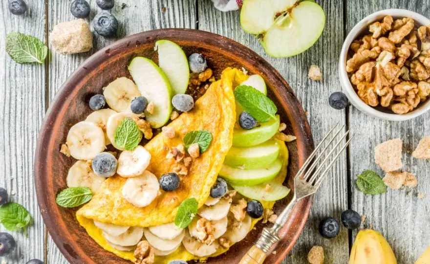 Ile kalorii ma omlet na słodko? Sprawdź, jak go przygotować bez zbędnych kalorii