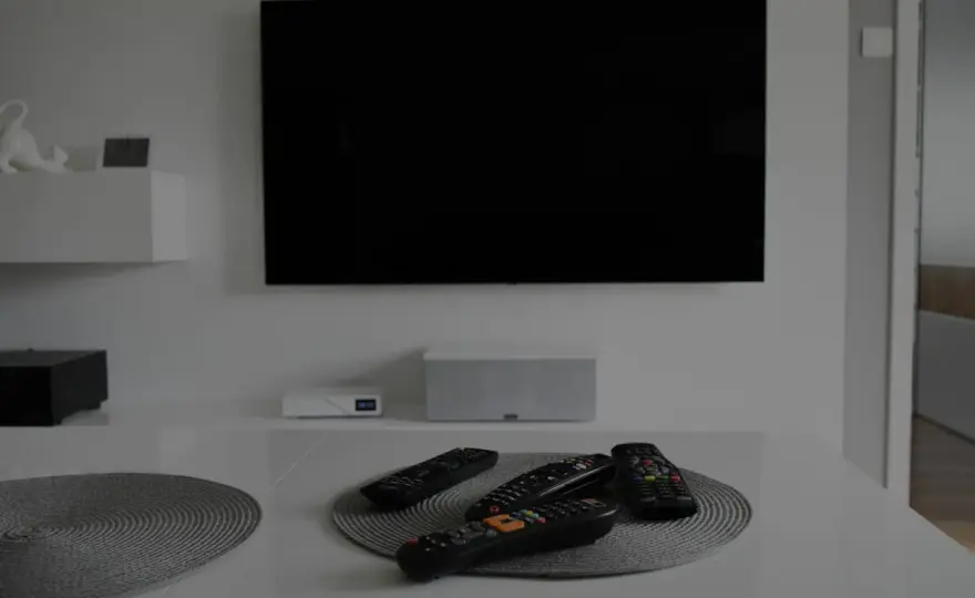 Brak obrazu w TV? Diagnozuj i napraw czarny ekran!