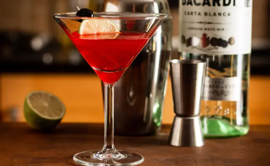 Z czym pić Bacardi Malinowe? Odkryj najlepsze drinki i połączenia