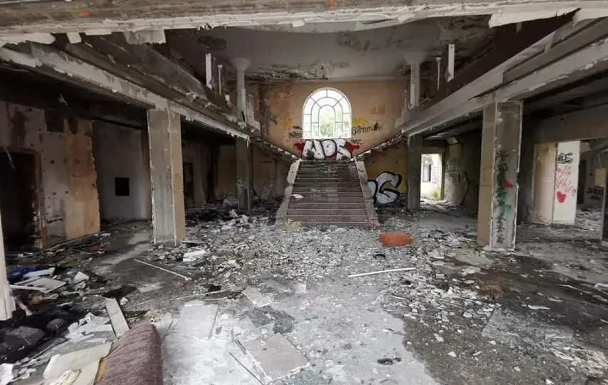 Dlaczego upadł hotel Murat w Redzie? Kluczowe przyczyny i skutki