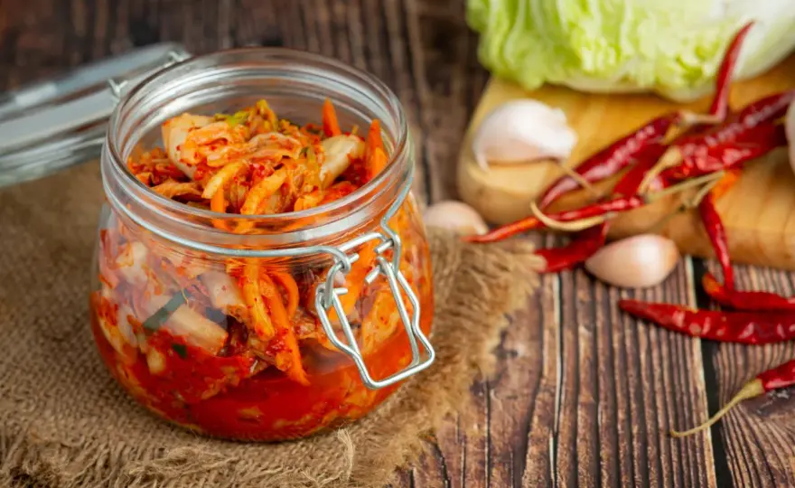 Z czym jeść kimchi? Odkryj najlepsze połączenia smakowe!
