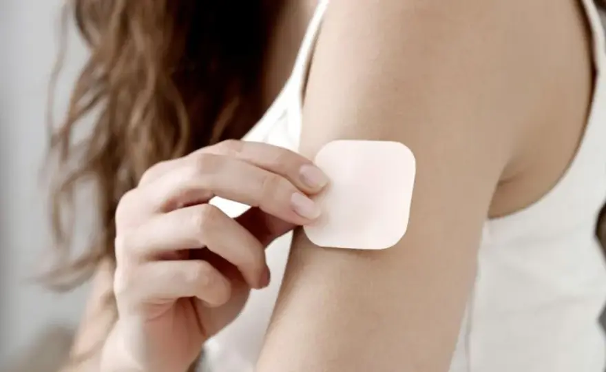 Plaster hormonalny w menopauzie - Czy to bezpieczne rozwiązanie?