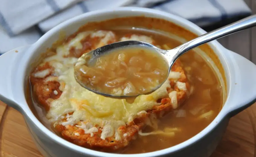 Zupa cebulowa - Sekrety głębi smaku. Gotuj jak mistrz!