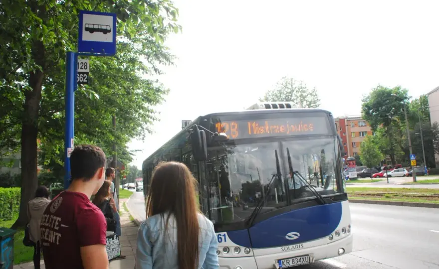 Dojazd na Osiedle Szkolne Kraków: MPK, auto, rower uniknij problemów!