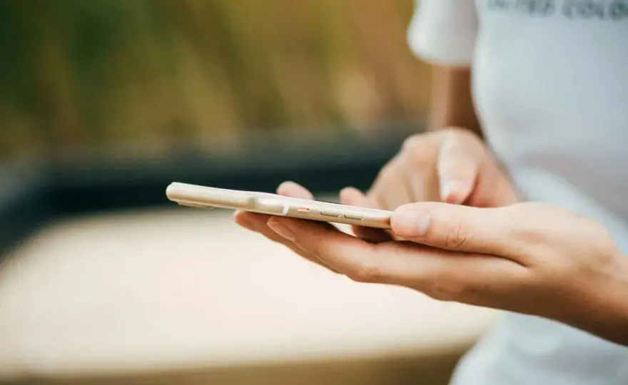 Jak wyczyścić telefon - Bezpieczne metody dla ekranu i portów
