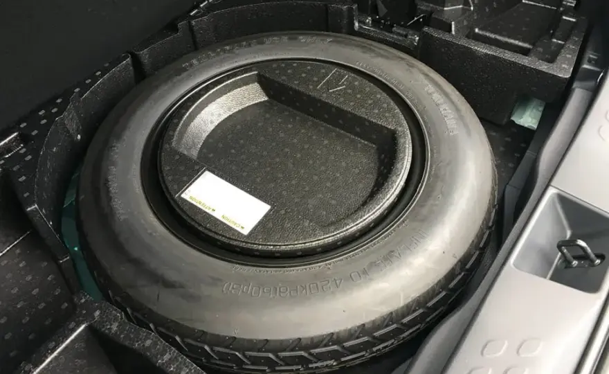 Gdzie jest koło zapasowe w Toyota Yaris? Odkryj ważne informacje