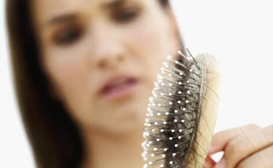 ¿Se me cae mucho el pelo cuando me lo lavo? Entiende por qué ocurre