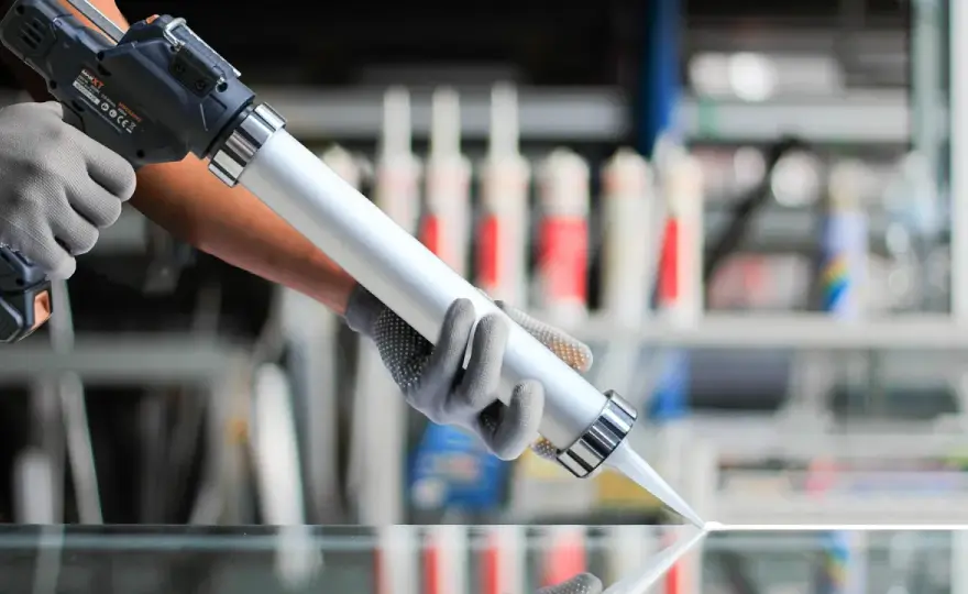 Cómo usar una pistola de silicona y dejar una junta limpia