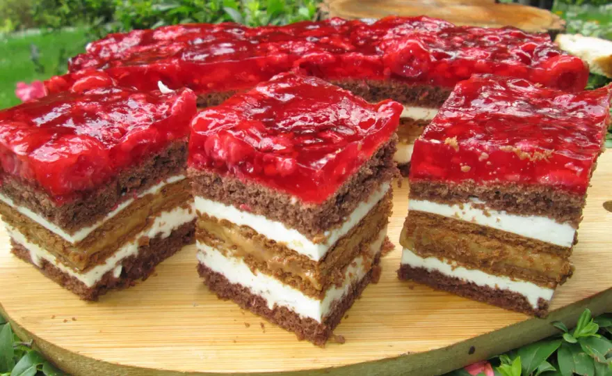 Ciasto Balladyna bez pieczenia z malinami i kajmakiem