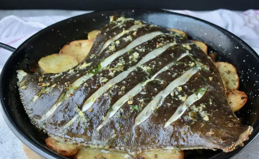 Rodaballo al horno jugoso con patatas, paso a paso