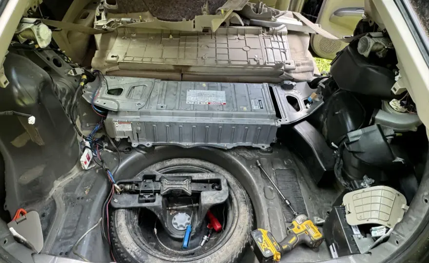 Toyota Prius: Akumulator 12V gdzie jest i jak go uratować?