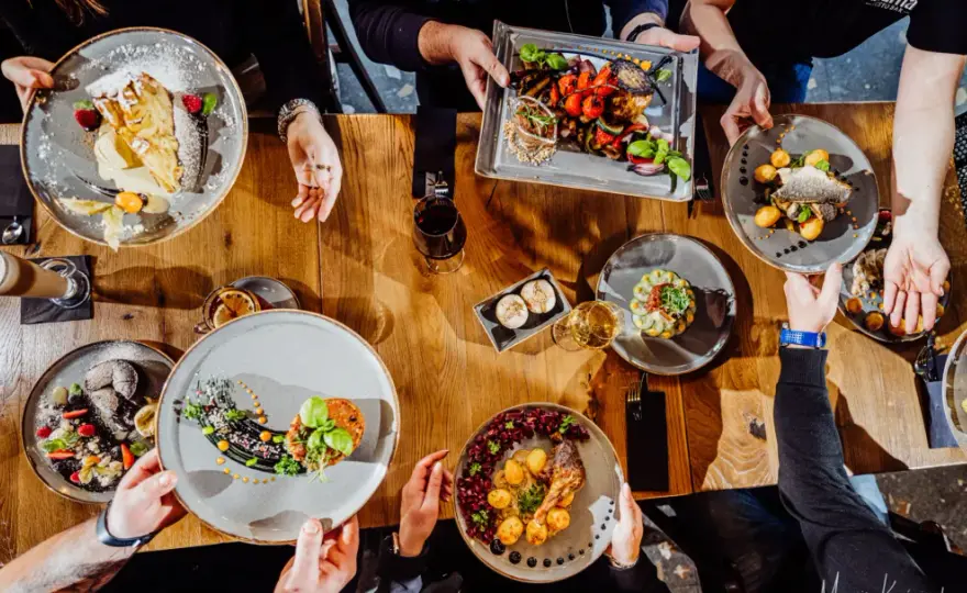 Gdzie zjeść Jelenia Góra? Odkryj najlepsze restauracje i smaki