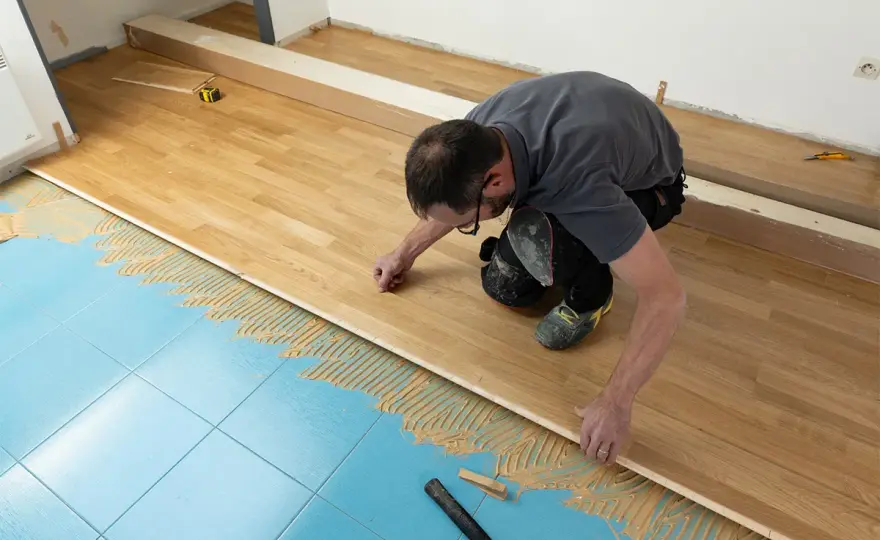 Poser du stratifié sur carrelage - Le guide complet