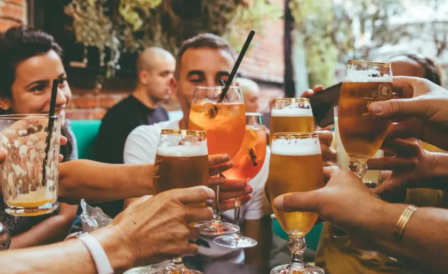 Czy picie alkoholu to grzech ciężki? Odkryj prawdę o moralności