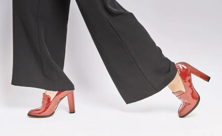 Jakie buty do szerokich spodni - Wybierz model, który wydłuży nogi
