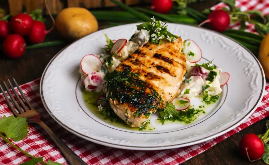 Soczysty filet z kurczaka na grillu - najlepsze przepisy i triki