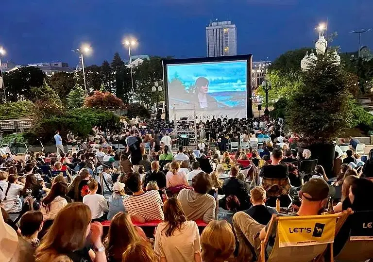 Gdzie grają film Polityka w Warszawie? Sprawdź najlepsze kina!