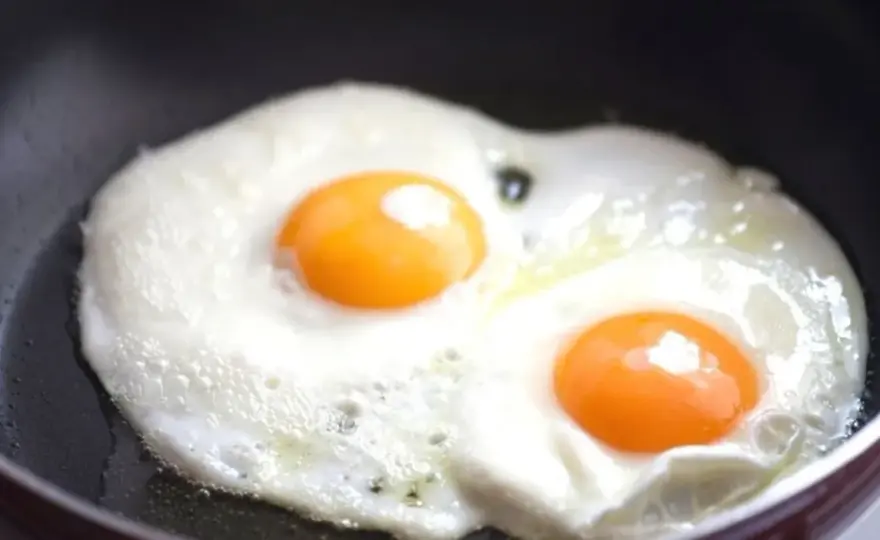 Jajko sadzone bez tłuszczu: 85 kcal, makro i przepis. Czy to hit diety?