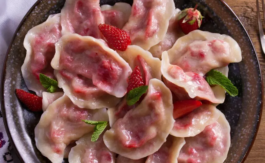 Pierogi z truskawkami - Przepis na idealne ciasto i nadzienie