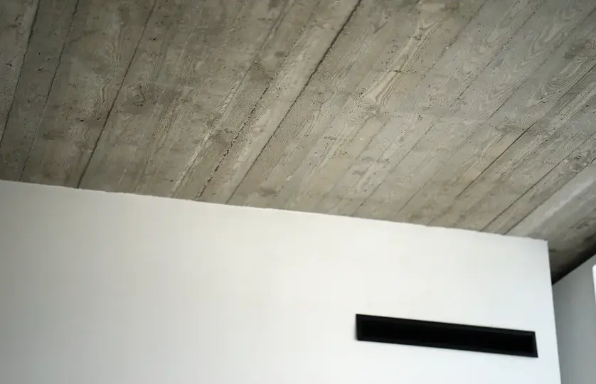 Jak wykończyć sufit betonowy: 5 skutecznych metod dekoracji