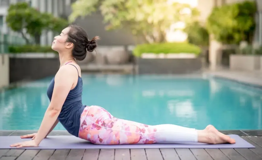 Bhujangasana - Kobra w jodze. Jak ćwiczyć, by nie bolały plecy?