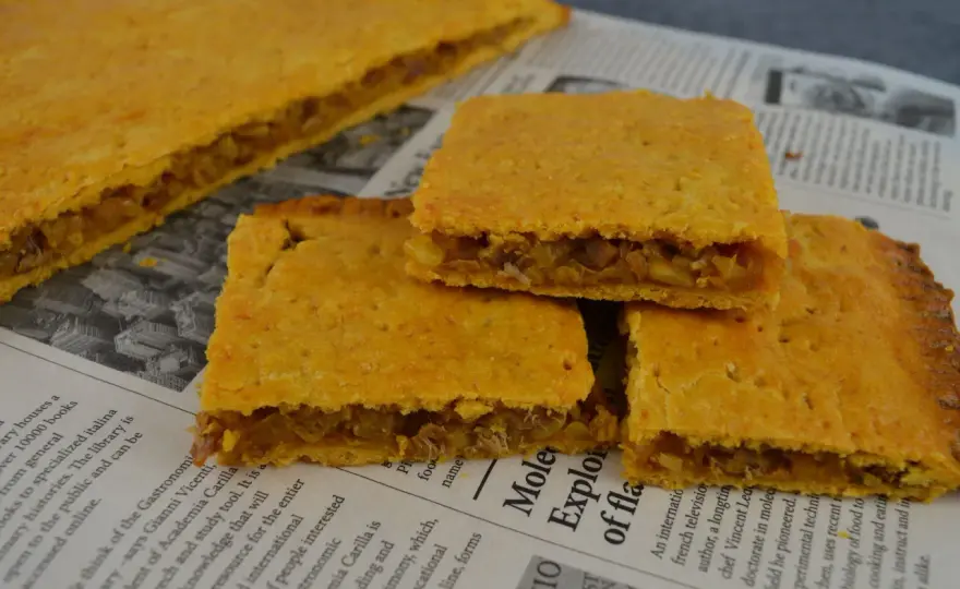 Coca amb tonyina perfecta con masa fina y cebolla muy pochada