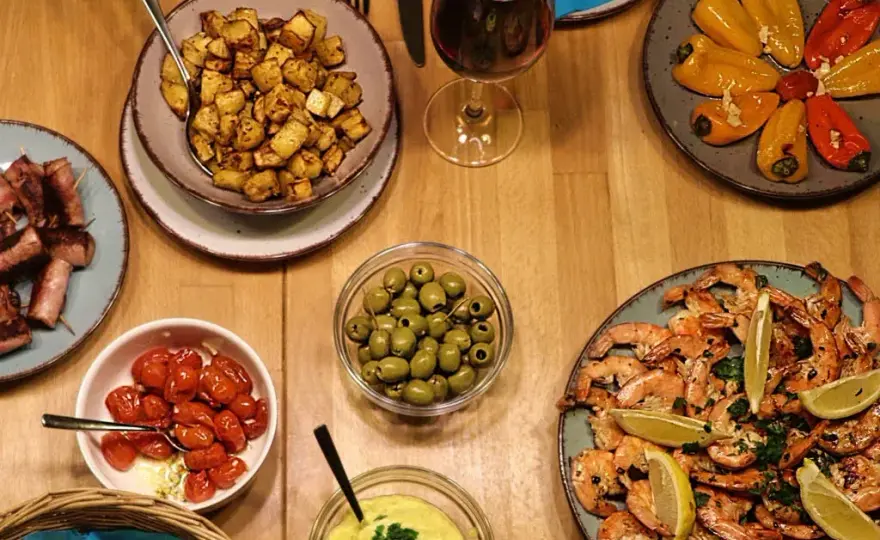 Co to jest tapas w Hiszpanii? Fascynująca historia i smaki