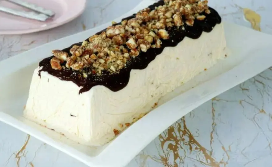 Parfait di mandorle siciliano, cremoso e croccante