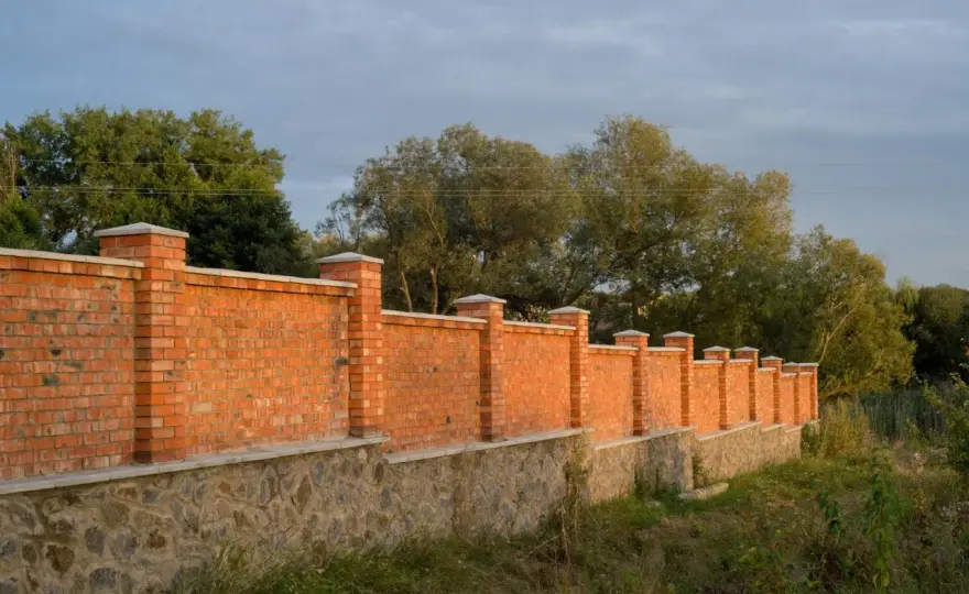 Ogrodzenie murowane tynkowane - Jak uniknąć pęknięć i błędów?