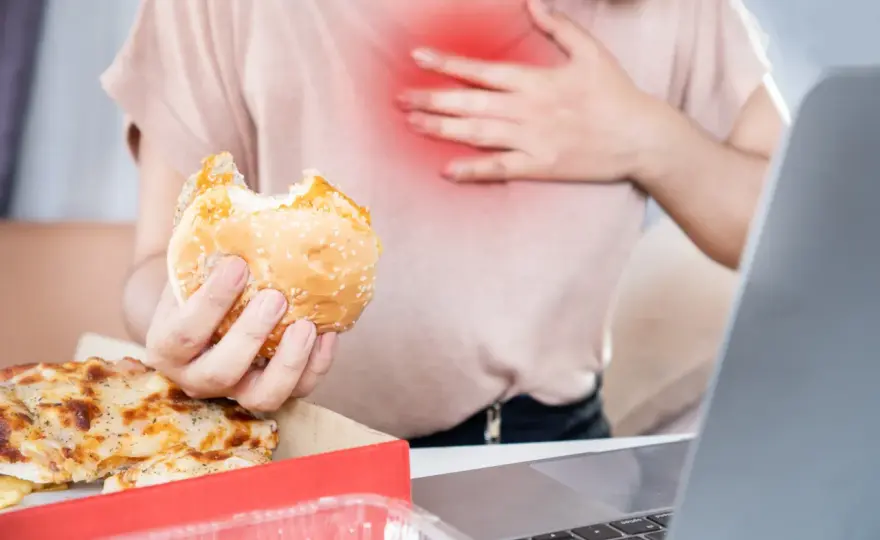 Zgaga męczy? Co jeść na refluks żołądka - dieta i styl życia