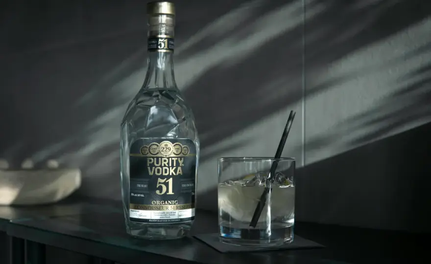 Wódka, okowita, bimber: kluczowe różnice prawne i produkcyjne