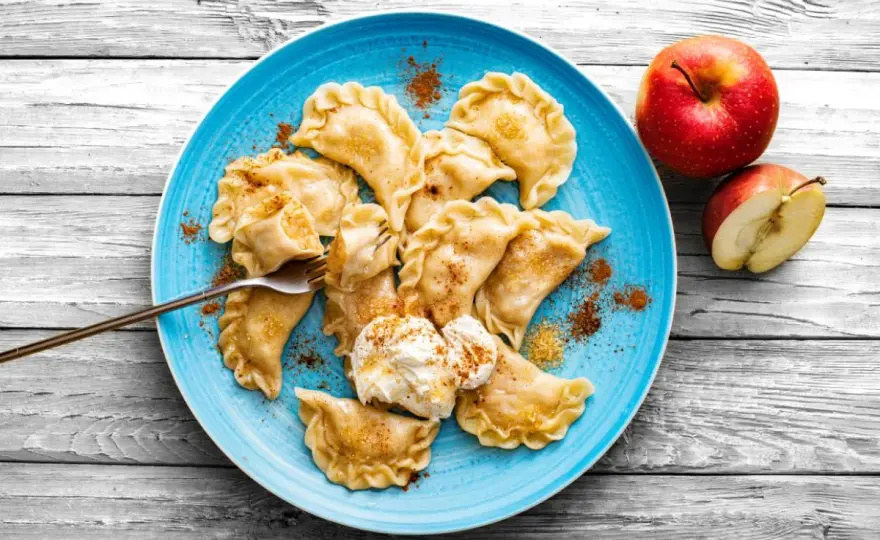 Pierogi z jabłkami - jak zrobić cienkie ciasto i farsz bez wyciekania?