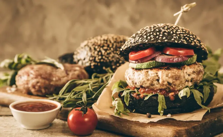 Jak zrobić idealne kotlety do burgerów? Sekret soczystości