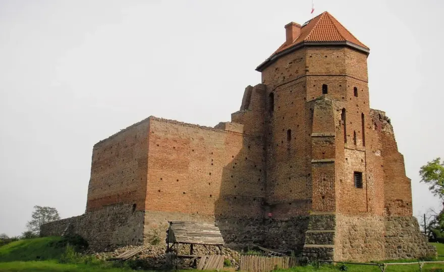 Zamek w Liwie – historia, zwiedzanie i praktyczne wskazówki