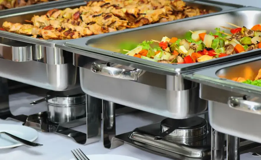 Catering ile od osoby – poznaj ceny i ukryte koszty usług cateringowych