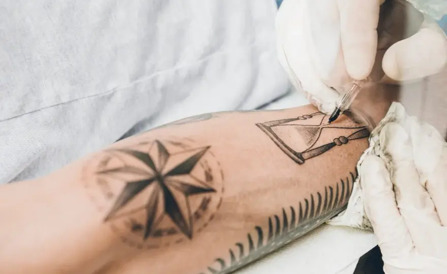 Tatuaż opaska męska: Co oznacza? Symbolika, style i mity
