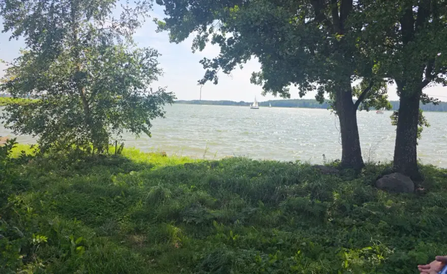 Miejsce pod przyczepę kempingową nad jeziorem - co sprawdzić?
