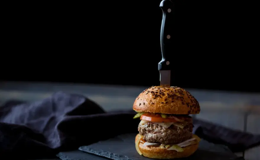 Jak smażyć burger wołowy, by był soczysty i idealnie przyprawiony