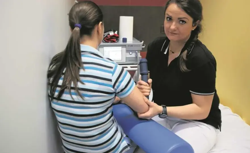 Rehabilitacja NFZ Kraków: Jak skrócić kolejki? Sprawdź triki eksperta!