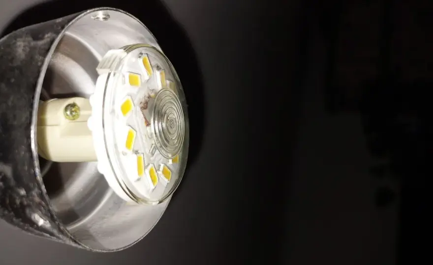Wymiana żarówki LED w kinkiecie - Poradnik krok po kroku