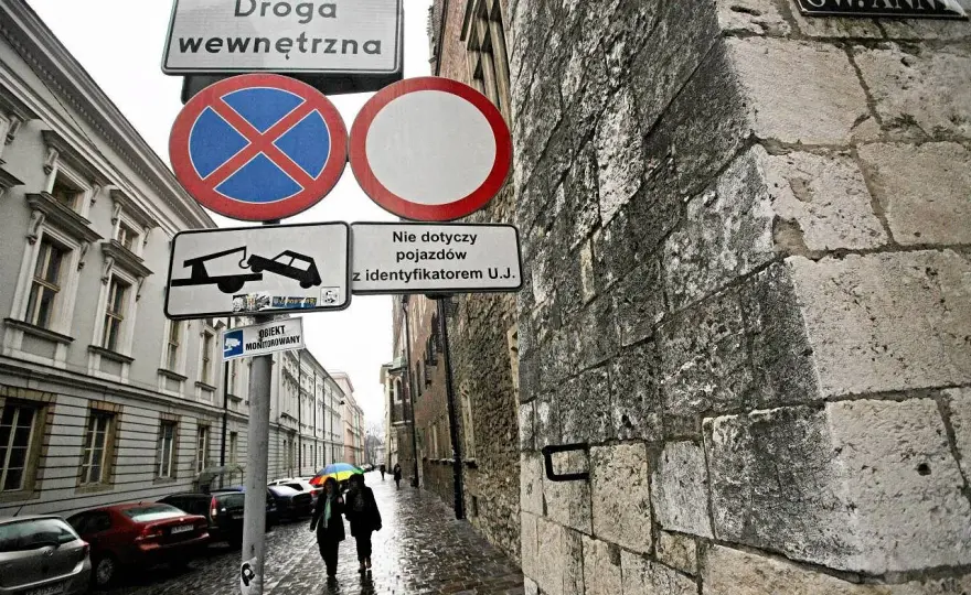 Droga wewnętrzna: przepisy, mandaty i znaki. Sprawdź!