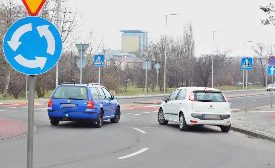 Zjazd z ronda - jaki pas wybrać i kiedy ustąpić?
