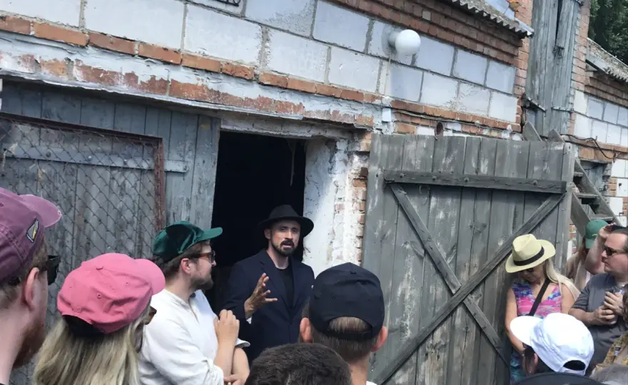 Kafar w sztuce: Prawda o głośnej instalacji Daniela Rycharskiego